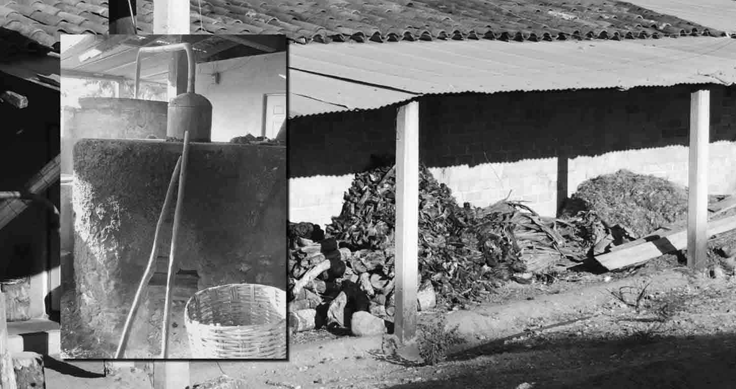 vecchia distillazione di mezcal in Messico